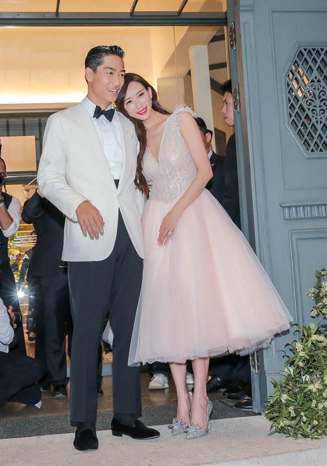 林志玲甜靠在丈夫肩膀上。(卢祎祺摄)