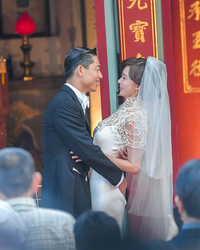 林志玲夫妇深情对望。(卢祎祺摄)