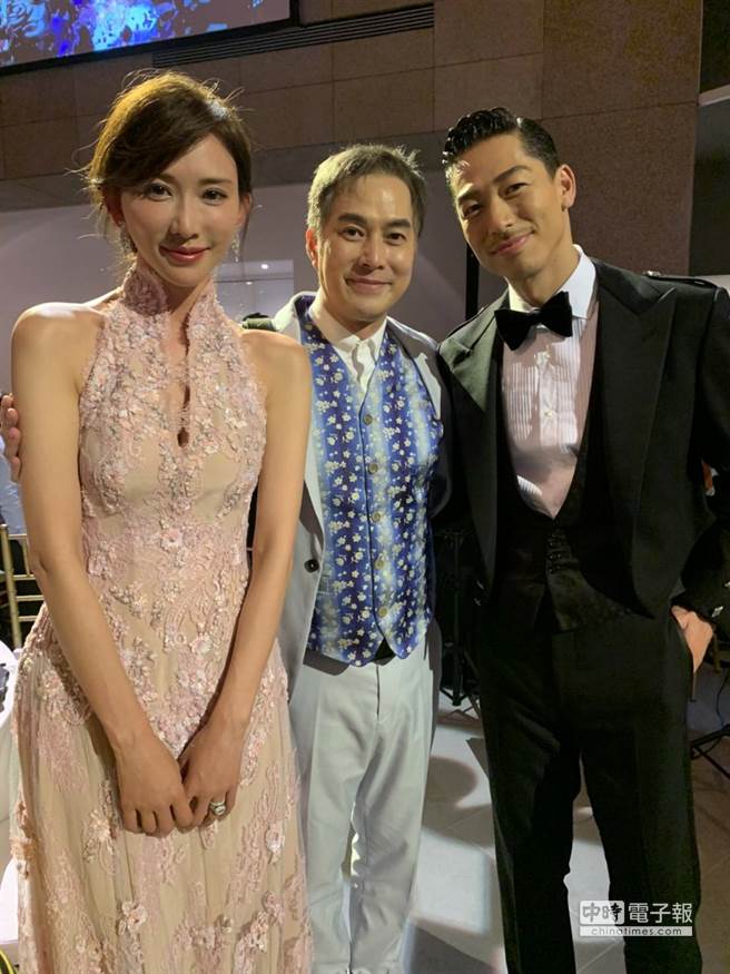 林健寰在婚宴上开心与林志玲、AKIRA合影。（图／林健寰提供）