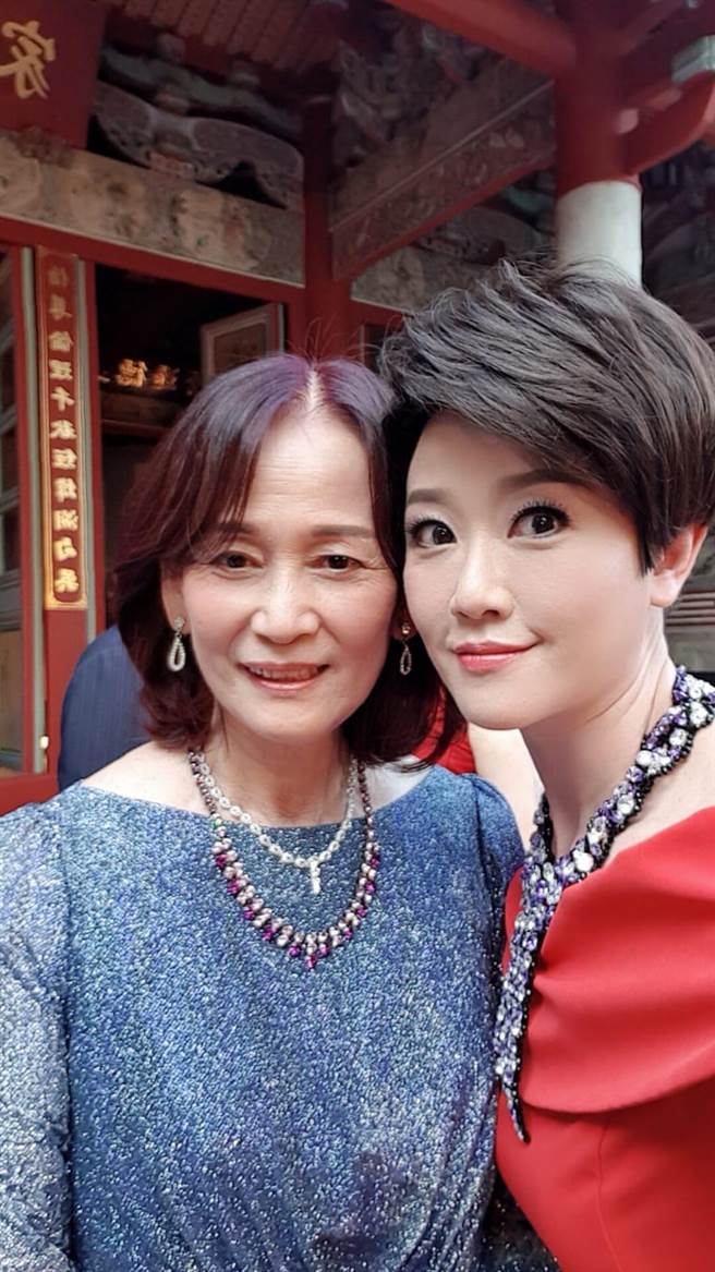 寇乃馨与林志玲妈妈吴慈美合影。（寇乃馨提供）