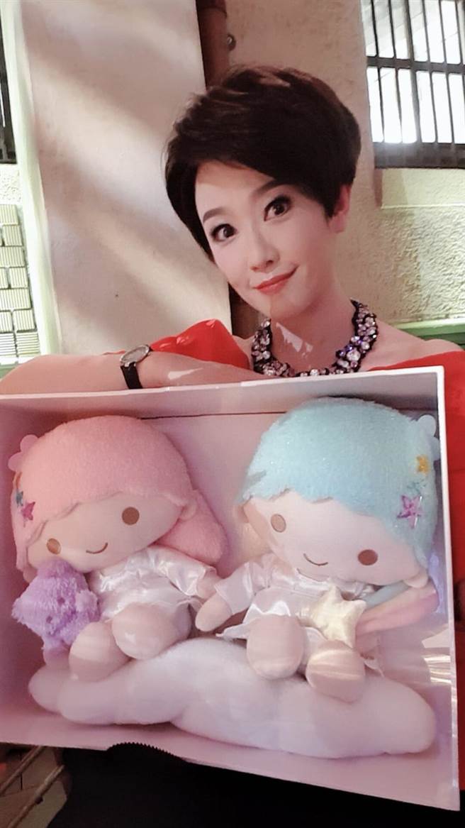 寇乃馨送给林志玲的结婚礼物是两人共同最爱双子星娃娃。（寇乃馨提供）