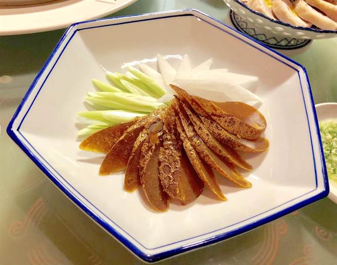 阿舍菜「炭烤乌鱼子」。（何书青摄）