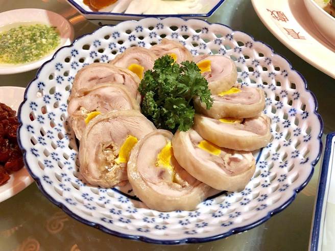 阿舍菜「凤腿照月」。（何书青摄）