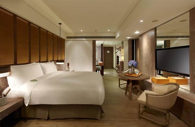 「晶英套房」卧室拥一大床。（图／台南晶英酒店提供）