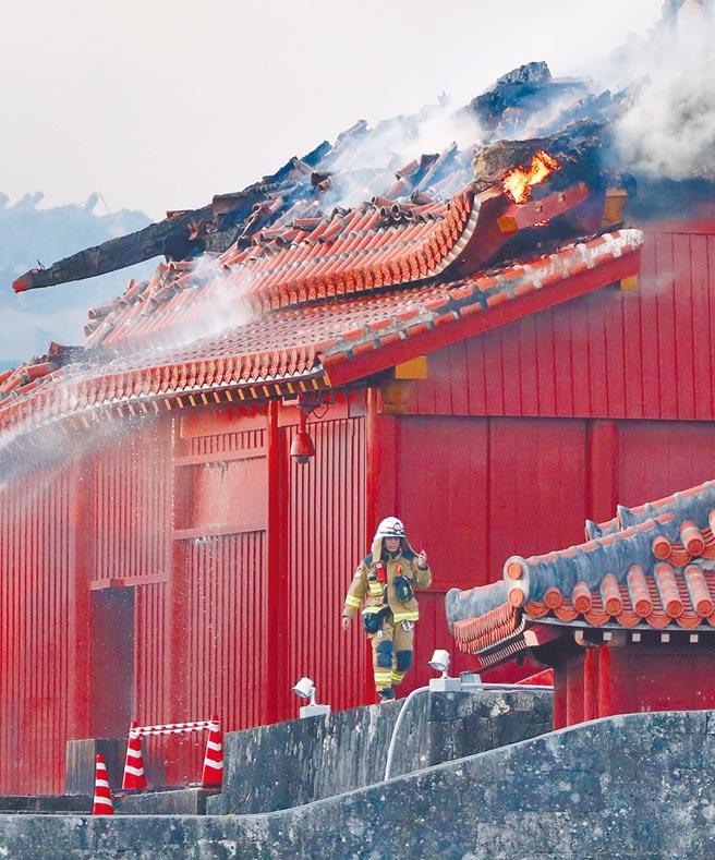 沖繩古都首里城10月31日凌晨驚傳失火，消防隊趕往灌救。（美聯社）