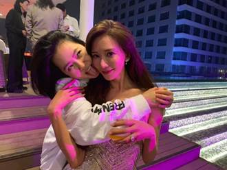 小S躺志玲胸甜献祝福 下句反转「演艺圈不是很重要」笑翻