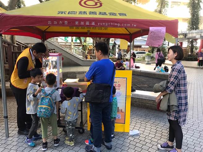 永庆同仁担任关主，小朋友乐玩夹娃娃机闯关。