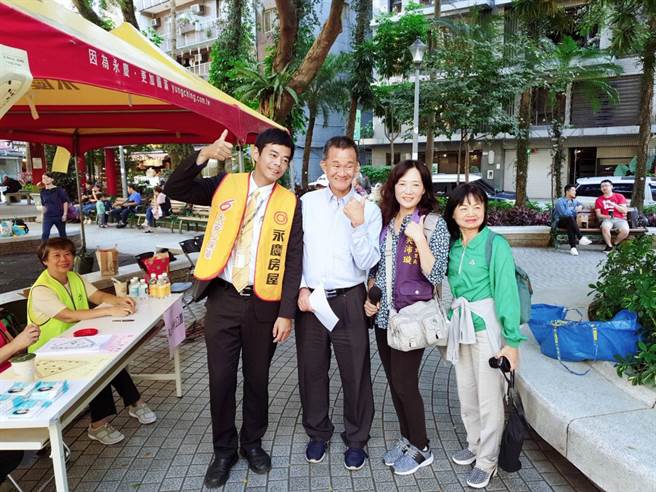 同仁与大学里长吴沛璇（右二）携手一起与里民同乐。
