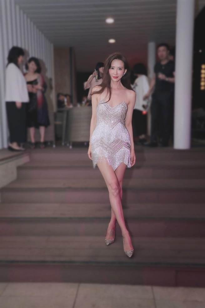 林志玲after Party胸腿齐露。(图／翻摄自新浪娱乐)