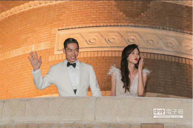 林志玲与老公AKIRA多次现身答谢民眾与媒体关爱，其中一次从南美馆二楼和大家挥手，犹如皇室与迪士尼的王子公主般。（图／记者卢祎祺摄）