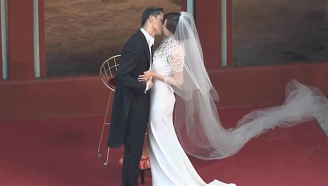 林志玲与AKIRA古礼二度接吻。（图／中时电子报）