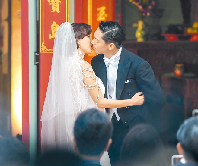 林志玲与日本「放浪兄弟」成员AKIRA，17日在台南举办世纪婚礼，主持人蔡康永起哄夫妻俩亲吻表达爱意，2人虽害羞，仍嘴对嘴甜吻近10秒。（卢祎祺摄）