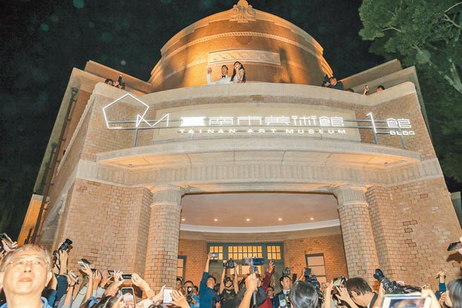 AKIRA（左）与林志玲昨在婚宴前先上台南美术馆1馆的2楼向围观民眾致谢。（卢祎祺摄）