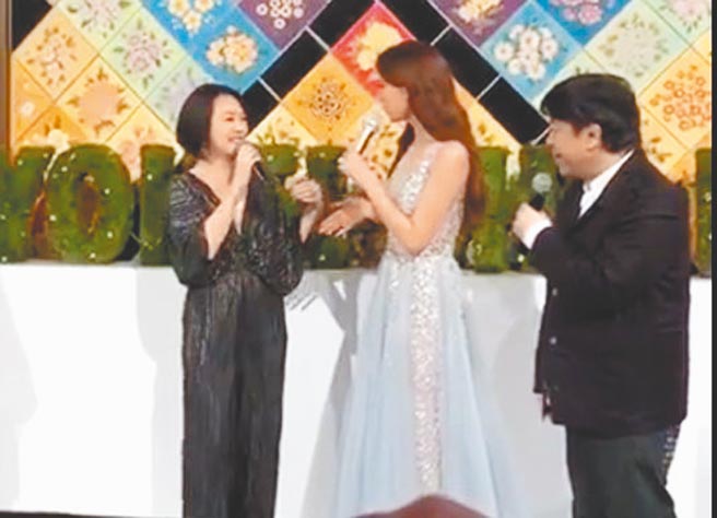 蔡康永（右）昨与小S（左）在晚宴上重现《康熙来了》经典桥段。（摘自林健寰脸书）