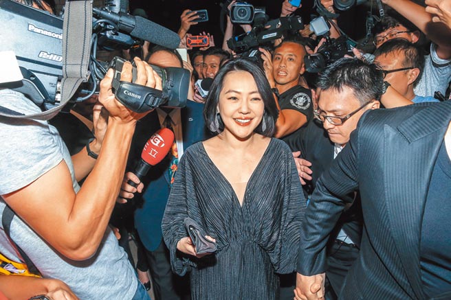 嘴上最爱把林志玲当假想敌的小S，昨亲赴台南祝福好友觅得良缘。（卢祎祺摄）