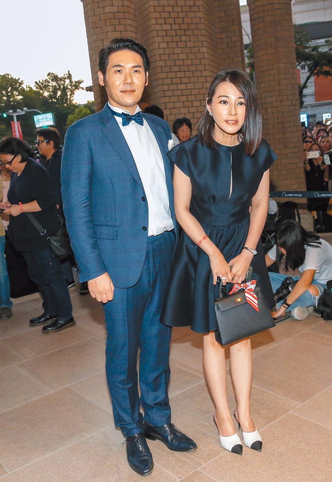 圣缇雅医疗集团董事长薛博仁（左）与林志玲是15年好友，他与老婆陈怡蓉昨一起出席婚礼。（卢祎祺摄）