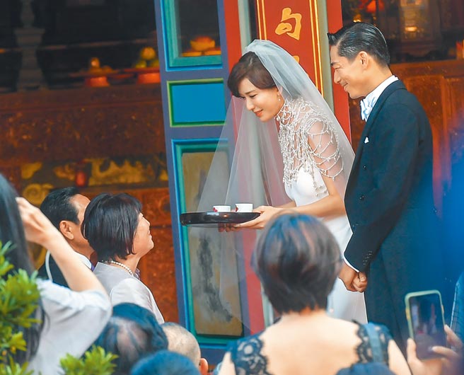 林志玲（右二）昨循古礼向婆婆、AKIRA的妈妈奉茶。（卢祎祺摄）