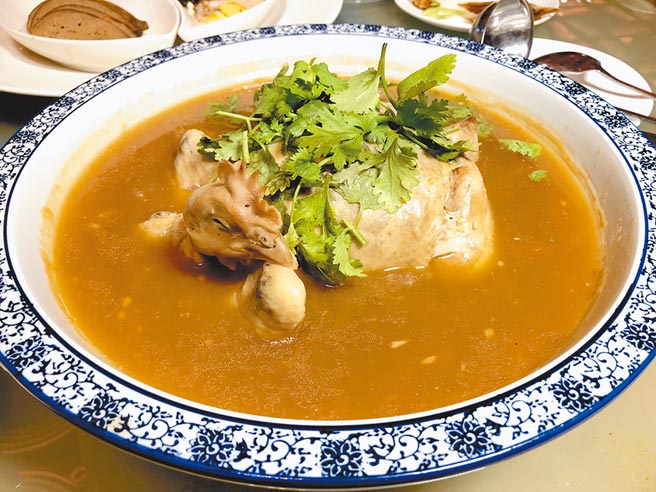 「府城布袋鸡」是阿舍家的经典菜色，将鸡骨和肉全剔除，却要将鸡的头与脚部保留完整外观，考验师傅刀功。（何书青摄）