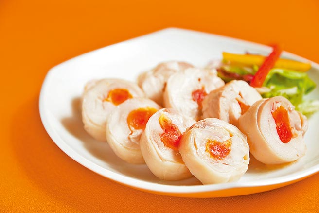 阿舍菜「凤腿照月」，以去骨鸡腿肉裹咸蛋黄，外型像明月，不多加调味料理，也反映台菜烹调精髓。（台南晶英酒店提供）