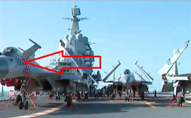 解放军首艘自制航母002舰的飞行甲板上，出现了编号为22的歼-15舰载战机（见图）。分析认为，第一艘航母「辽寧」舰的舰载机是1字开头，而这很可能就是002舰的固定翼舰载机。（网路）