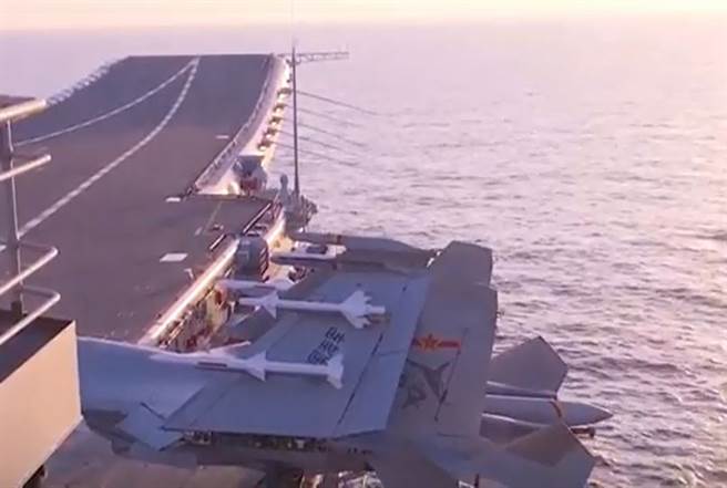 分析指出，002舰上的歼-15舰载战机挂载的可能是实弹，弹体为白色。（央视截图）