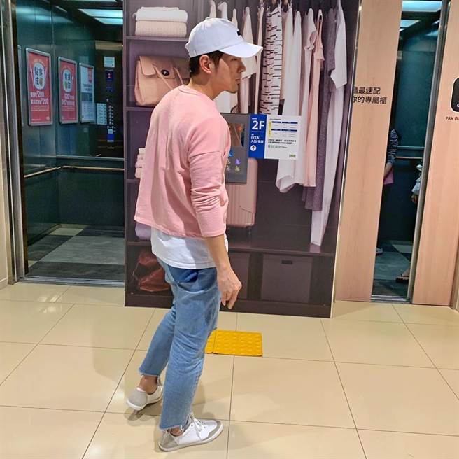 艺人宥胜因老婆的白裤沾到经血，跟老婆交换上衣，穿上老婆的粉色短版上衣后，被网友称讚毫无违和。(图/摘自宥胜之旅脸书)