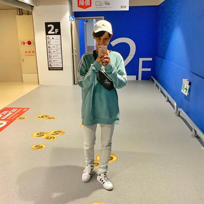 宥胜的老婆「蕾妈」穿上宥胜的长版上衣后，刚好可以盖住裤子。(图/摘自宥胜之旅脸书)