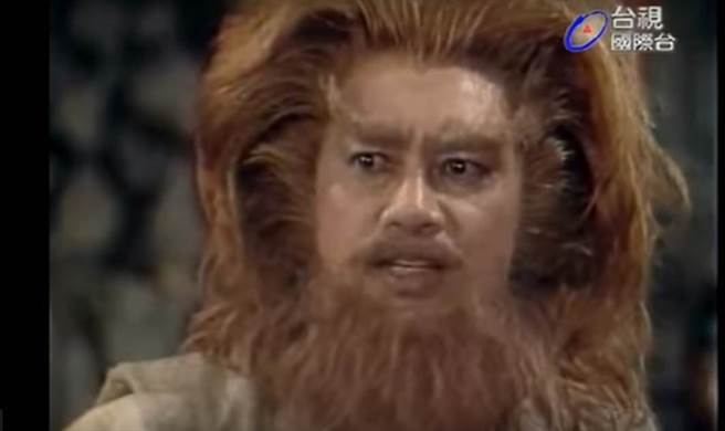 在台劇《倚天屠龍記》中飾演「金毛獅王」謝遜爆紅。(圖／翻攝自youtube)