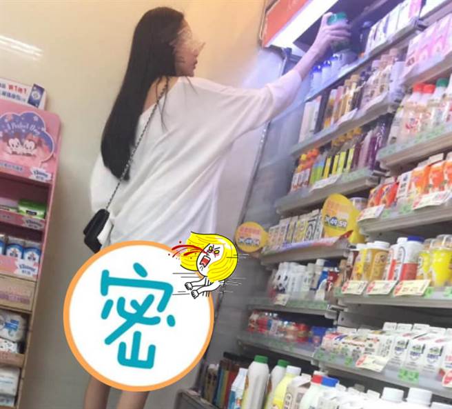 超商撞见白衣正妹 下身失踪不科学(图/ 摘自脸书@加藤军路边随手拍)