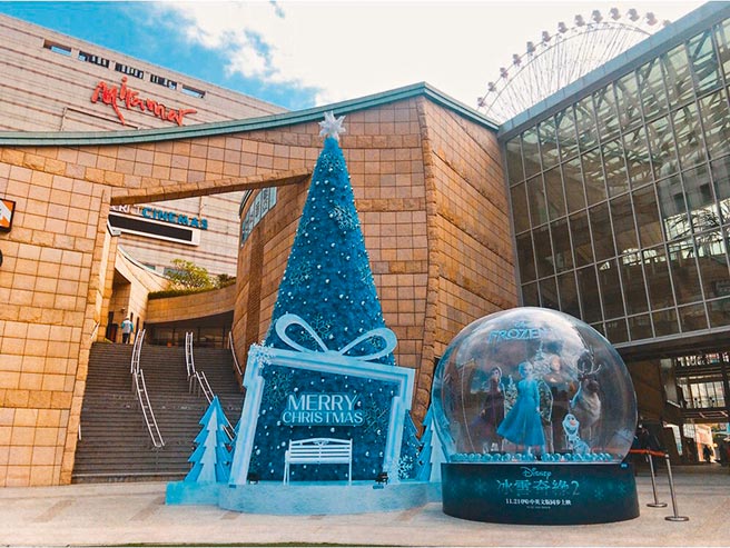 美麗華趁著《冰雪奇緣2》上映前，打造了超高11米耶誕樹及全台唯一「冰雪奇緣2」水晶球。（美麗華提供）