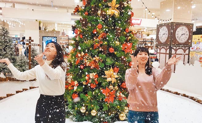 Global Mall新北中和店即日起至12月25日期間，獨家與「小熊學校」合作打造「耶誕家年華」，耶誕小鎮會定時飄灑白雪。（Global Mall提供）