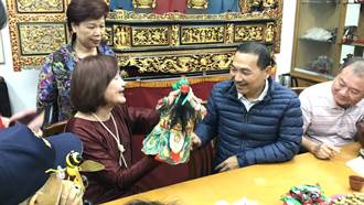 侯友宜拜訪新莊布袋戲藝師江賜美並替她歡慶生日