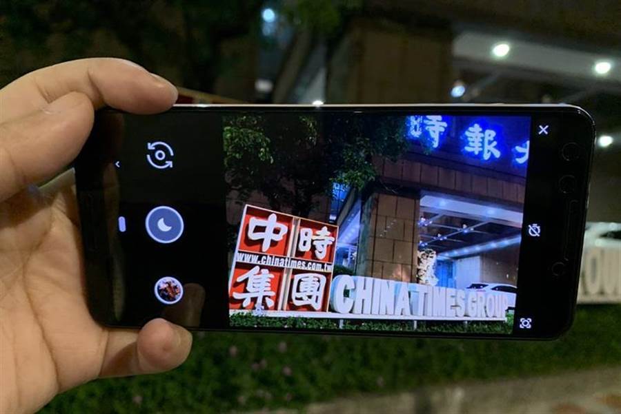 資安業者爆料 Android 手機的相機程式存有嚴重漏洞，可偷錄影片、偷偷錄音。圖為 Google Pixel 3相機開啟「夜視」(Night Sight)功能的示意圖。(圖／黃慧雯攝)