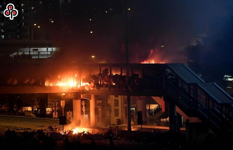 圖為11月17日香港理工大學外的立交橋遭暴徒縱火，阻斷交通。（新華社）