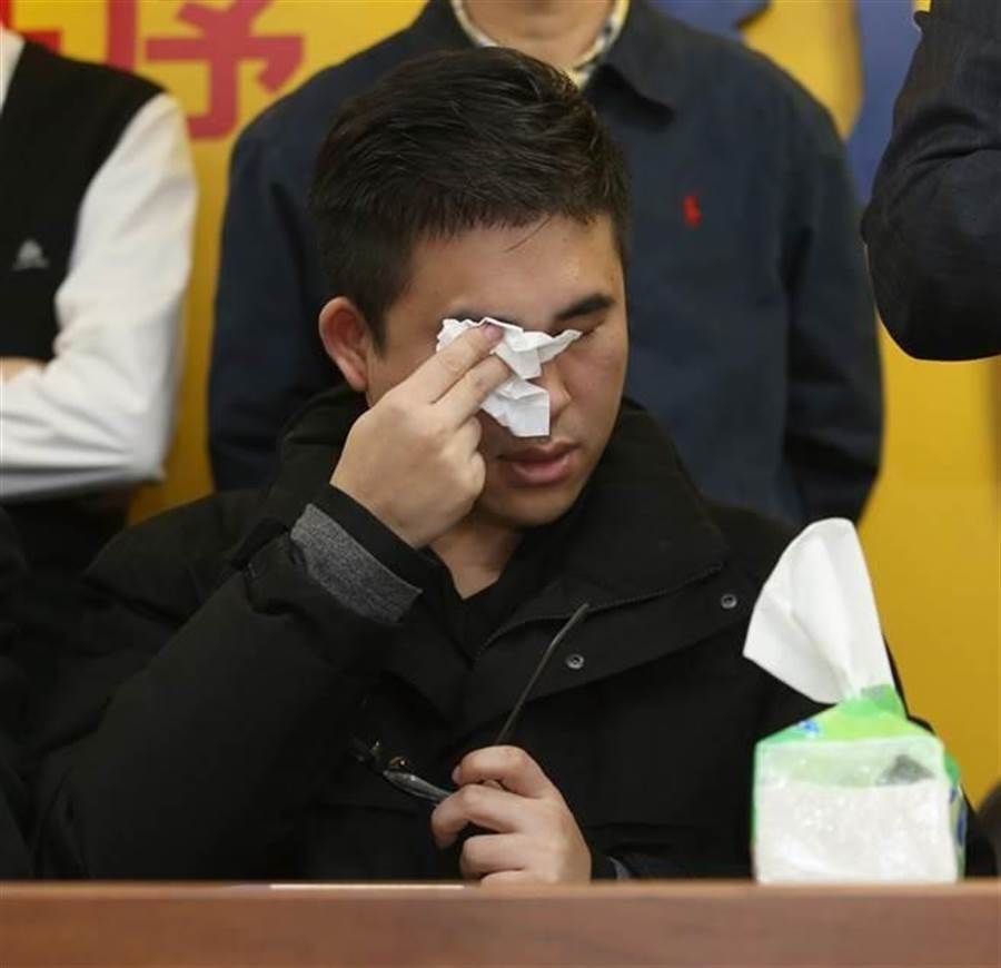 新黨發言人王炳忠在台上擦淚。（資料照,陳君瑋攝）