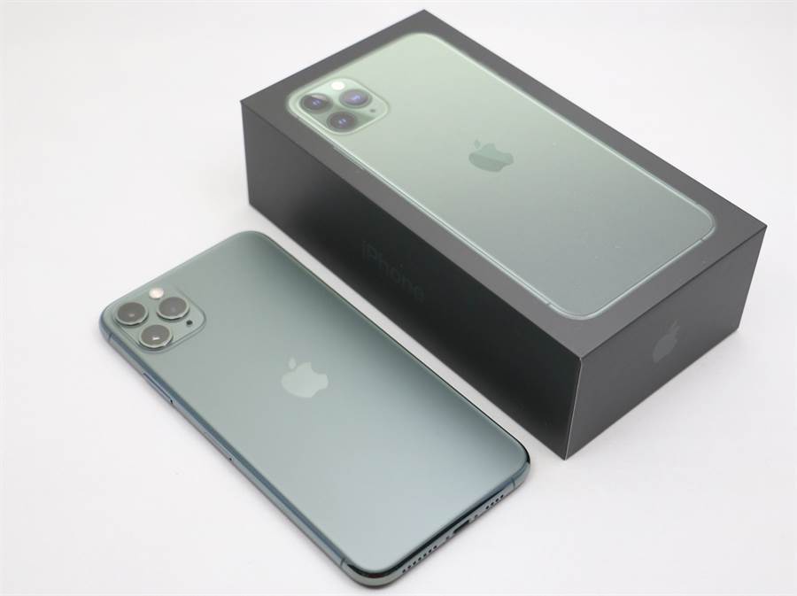 分析師預測 2020 年的 iPhone 新機都將採用 LCP 天線，這是在今年高階的 iPhone 11 Pro 系列中已經採用的技術。圖為iPhone 11 Pro Max夜幕綠。(黃慧雯攝)