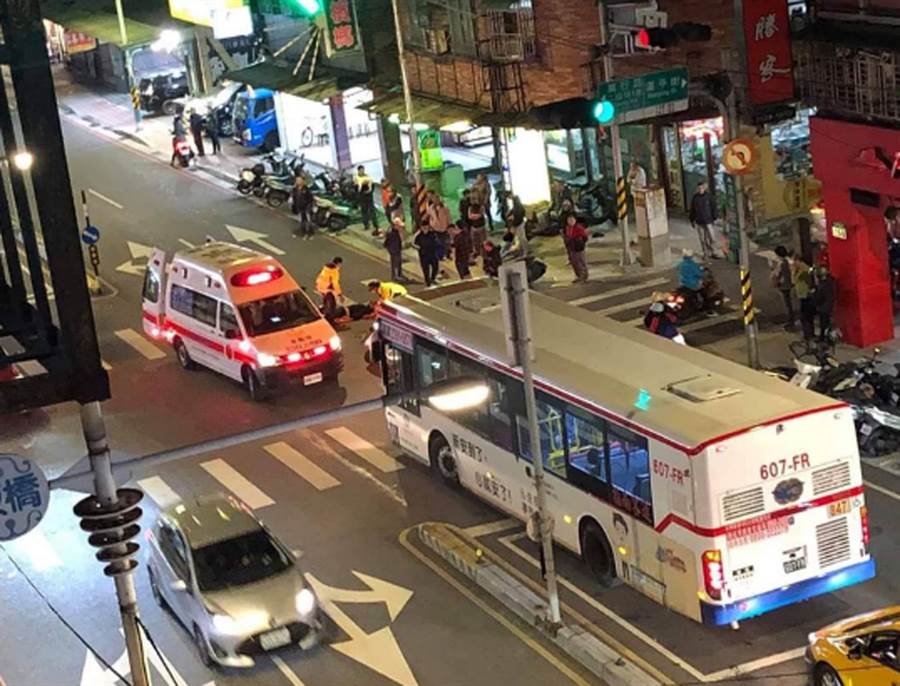 新北板橋區晚間發生外送美食機車相撞，騎士生命危及送醫。（讀者提供/吳家詮傳真）