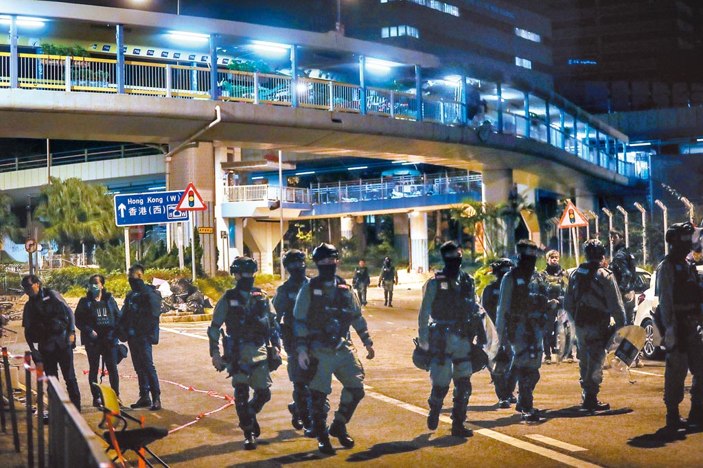 香港抗爭活動持續不斷，甚至演變成警民暴力對抗。港警從11月18日起包圍香港理工大學，並在校區外設防線。（中央社）