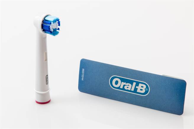 欧乐B电动牙刷除了有组合优惠之外，PTT上有网友推，圆形刷头很适合嘴巴小的人。（图／达志影像）