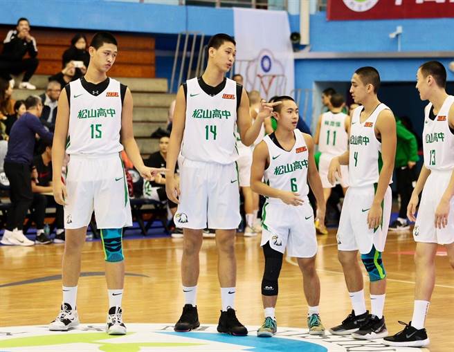 松山高中212公分长人于泓翔（左二)，今天对南山高中延长赛最后3.4秒罚进关键两球，助队1分险胜。(资料照／郭吉铨摄)