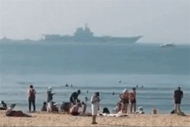 网路上20日出现的短片显示，解放军首艘航母已抵达海南三亚市的亚龙湾。（影片截图）