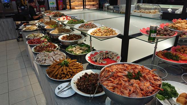 牛排馆自助吧种类丰富，让网友直呼佛心。(图/摘自爆废公社二馆)