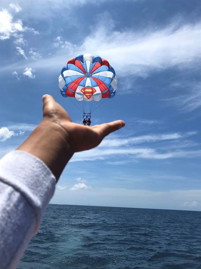 永庆房屋松山区店长李为乔开心表示，经纪人工作让他有钱、有閒，去挑战冒险运动、体验人生！图为在长滩岛旅游时，初次尝试拖曳伞飞行。