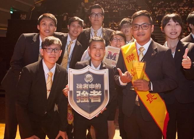 松山区店团队拥有十足默契与向心力，李为乔(右2)获得杰出店长时表示，希望带领大家都成为「百万年薪」一族！