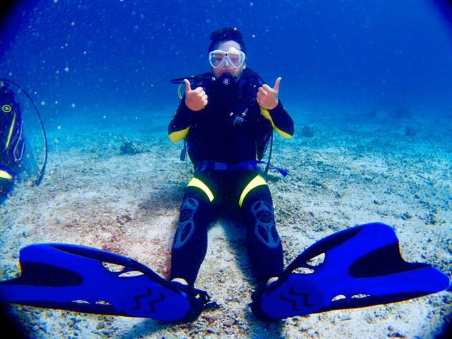 热爱大海的李为乔，到永庆房屋任职后，开始收集世界各地的海洋。照片是他在长滩岛享受潜水的照片！