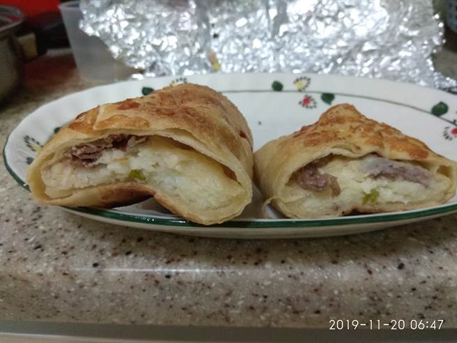 民眾PO出在好市多买到的牛肉卷，只有两侧有少量的碎肉。(图/摘自Costco好市多 商品经验老实说脸书)