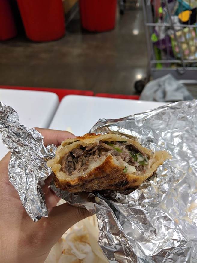 也有网友PO出他买到的牛肉卷，表示分量正常。(图/摘自Costco好市多 商品经验老实说脸书)