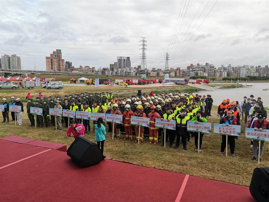 新北市府與交通部民航局台北國際航空站21日聯合辦理「空難災害防救演習」，總計動員350人次、機具53輛次及1 架航空器實兵操演。（新北市交通局提供／吳亮賢新北傳真）