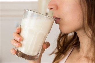 想喝牛奶補充蛋白質 內行人勸三思