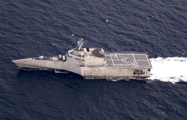 美國獨立級濱海戰鬥艦「嘉貝麗吉佛絲」號（USS Gabrielle Giffords, LCS 10）11月18日穿越南海的畫面。（美國海軍）